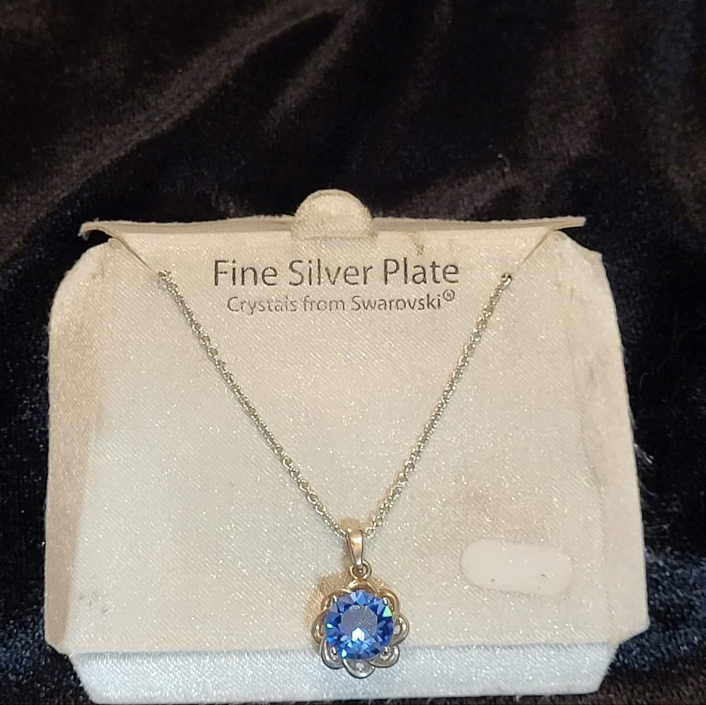 LIKE NEW STERLING SILVER BLUE SAPPHIRE FLOWER  NECKLACE